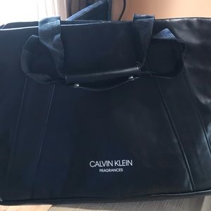 COPY - CALVIN KLEIN zippered fragrance duffel bag